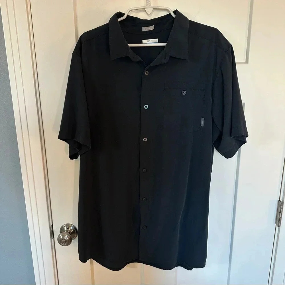 Mens Columbia Button Down Short Sleeve Shirt. Black. Size XL.